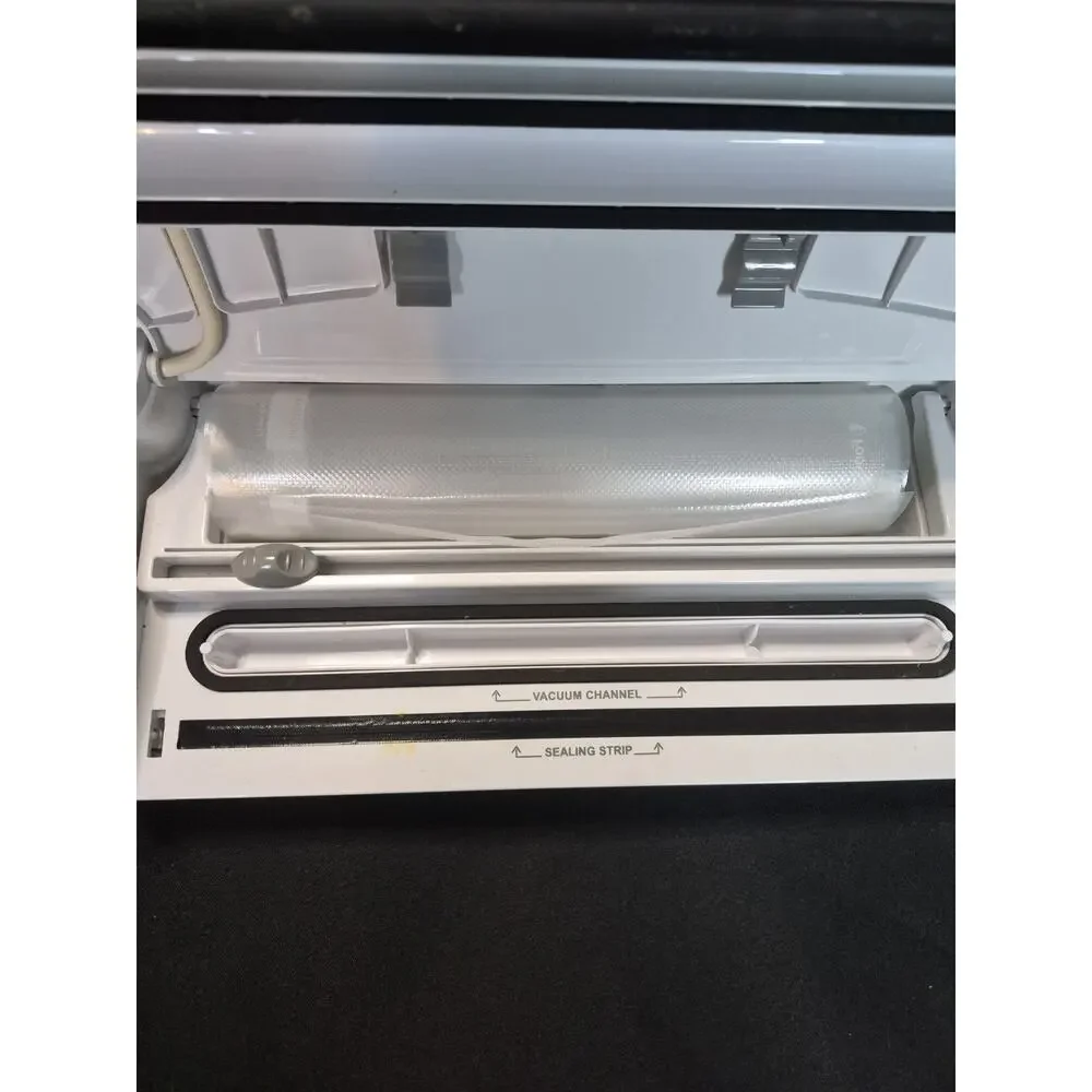 FoodSaver V2490 Advanced Design Vacuum Food Sealer System With Bags. Works Great